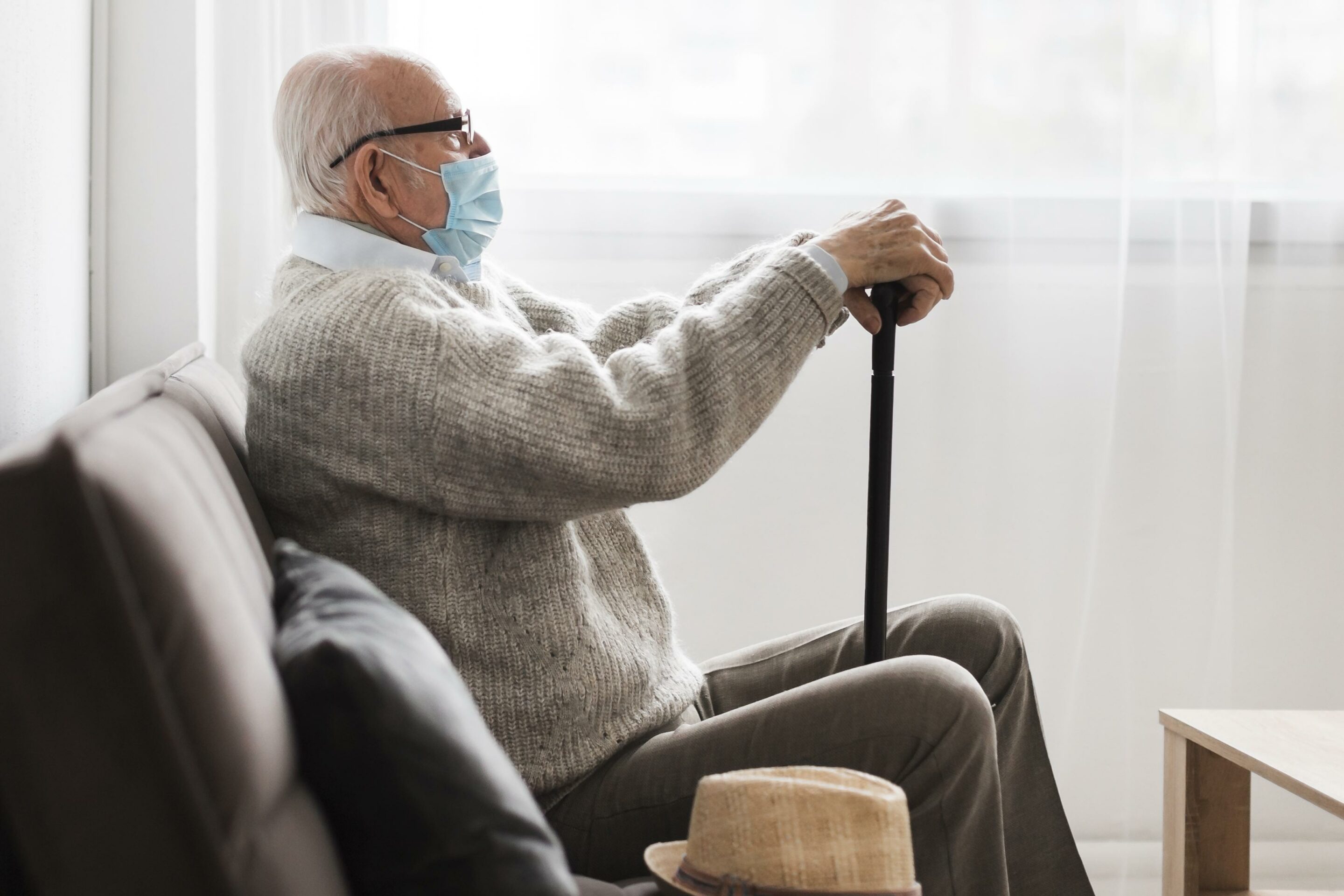side-view-old-man-with-medical-mask-nursing-home prevoyance-deces
