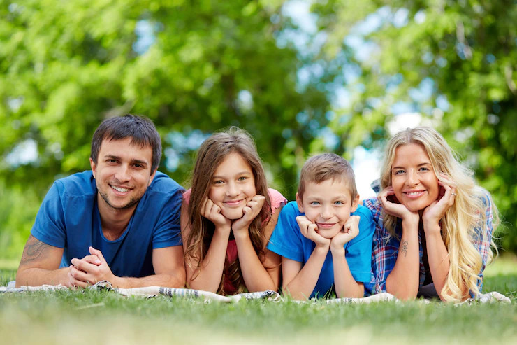 happy-family-couche-dans-rangee_1098-1101